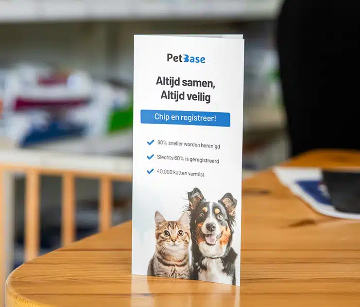 PetBase flyer op toonbank van dierenartsenpraktijk