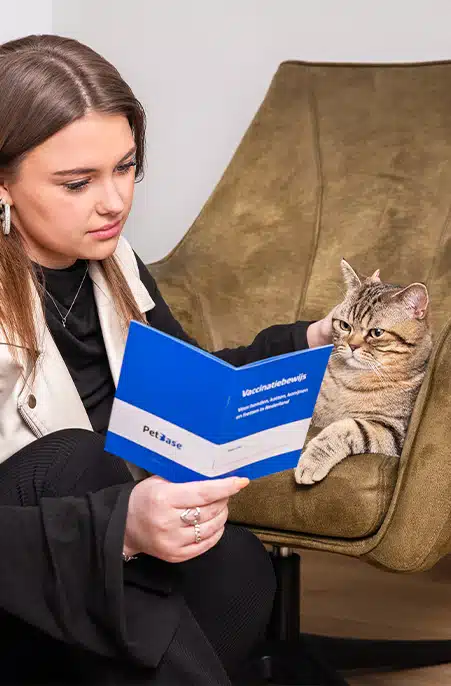 PetBase branded vaccinatieboekje foto met kat
