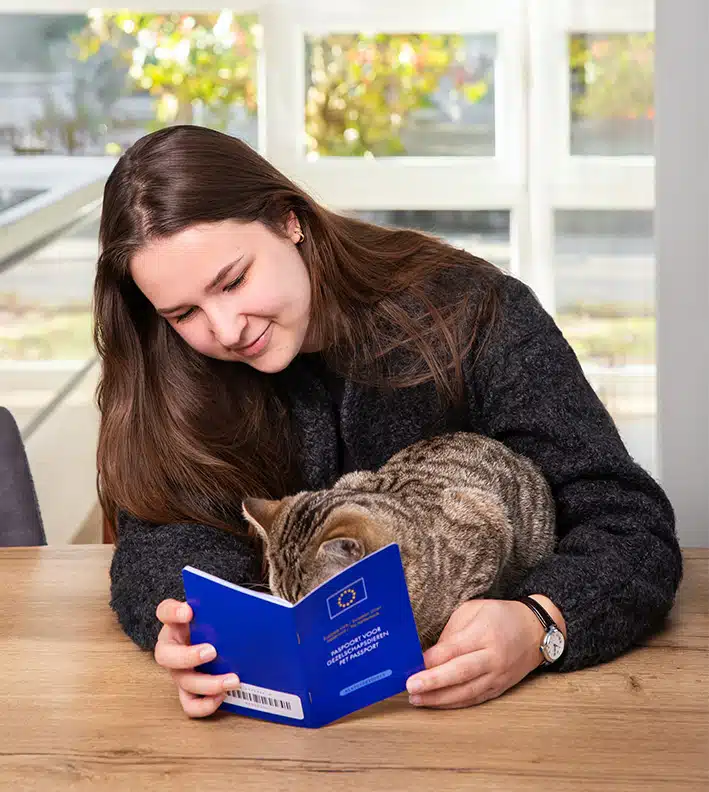 Huisdier houder van kat bekijkt het dierenpaspoort